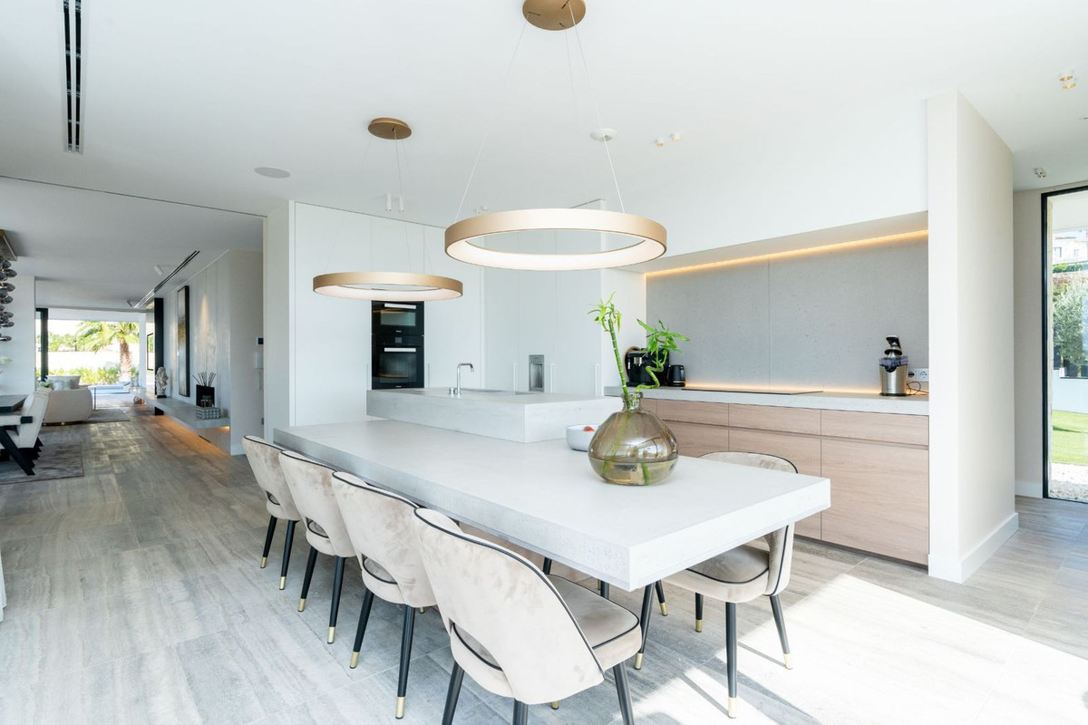 R4599757 - 7 Bedroom Villa in Benahavis, Malaga
