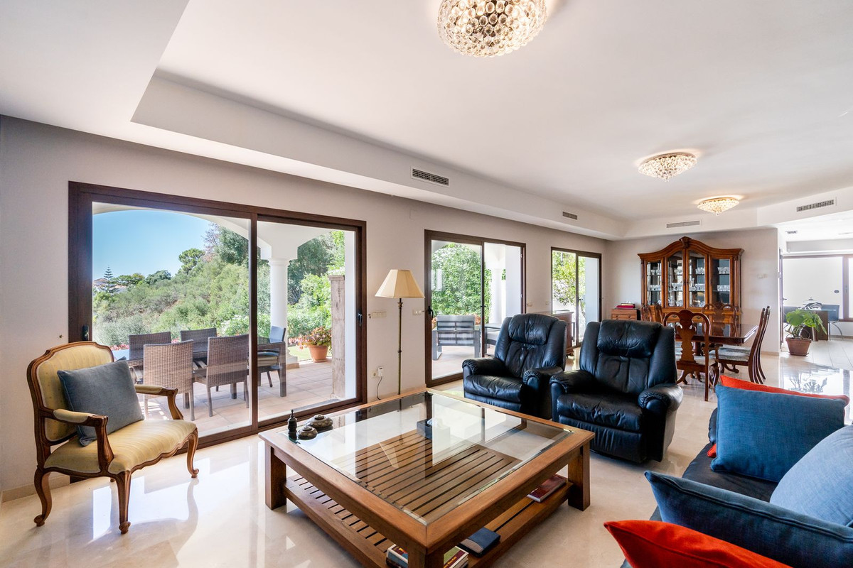 R4599259 - 4 Bedroom Villa in Benahavis, Malaga