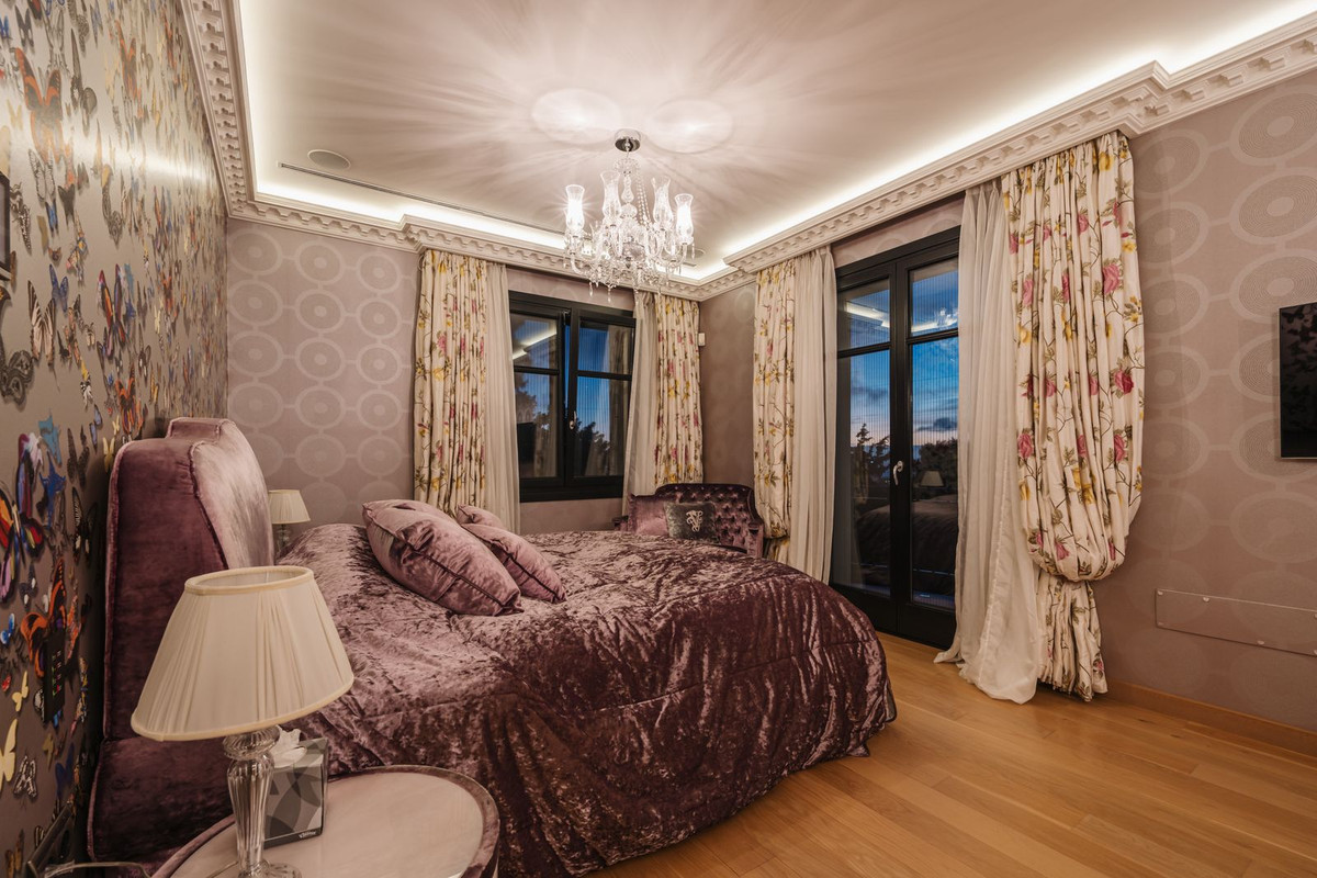 R4558249 - 7 Bedroom Villa in Marbella, Malaga