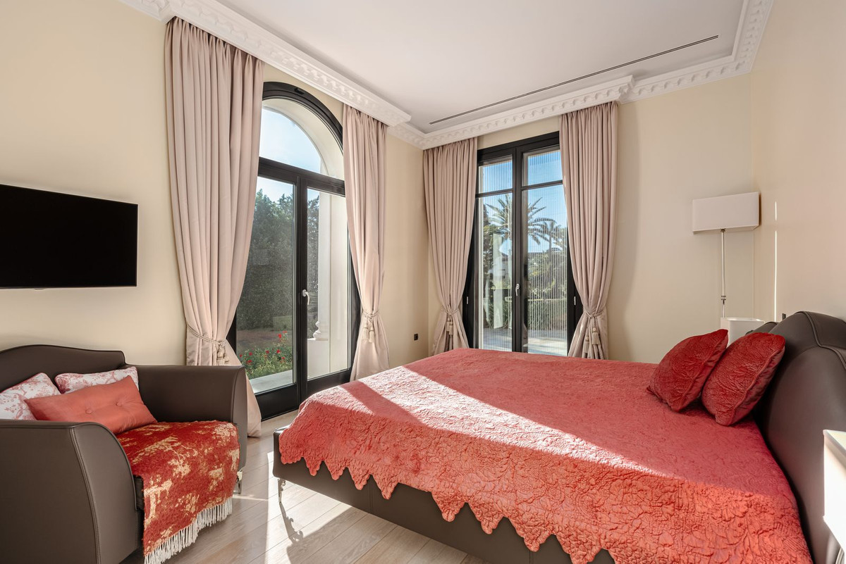R4558249 - 7 Bedroom Villa in Marbella, Malaga