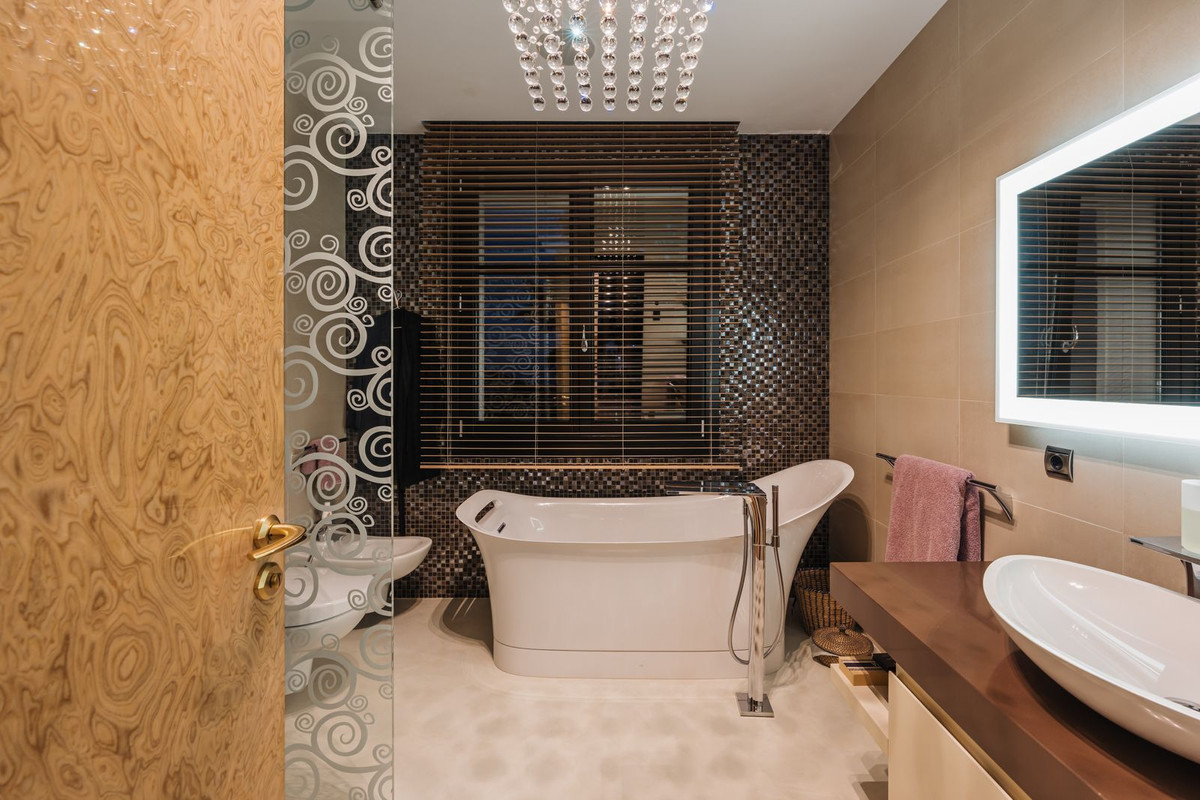 R4558249 - 7 Bedroom Villa in Marbella, Malaga