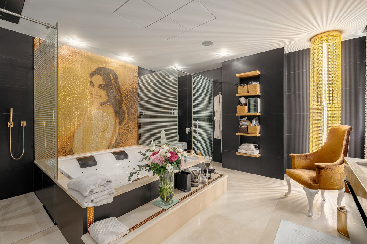 R4558249 - 7 Bedroom Villa in Marbella, Malaga