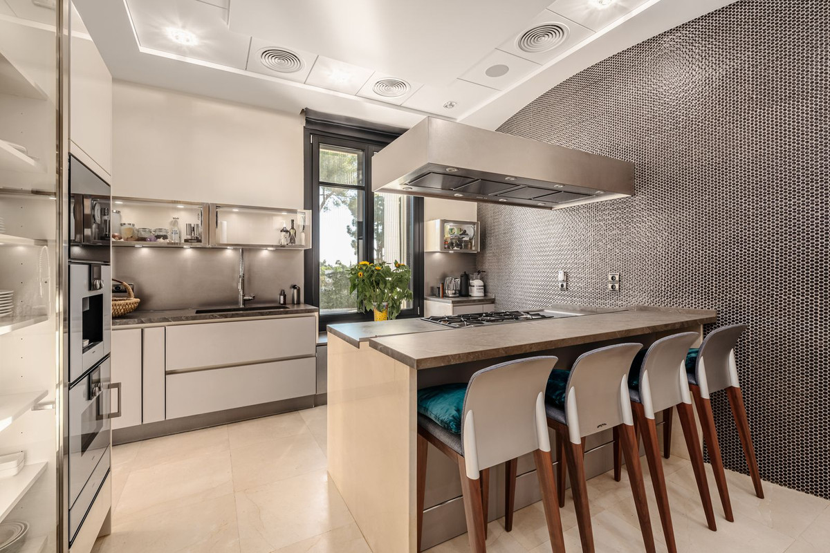 R4558249 - 7 Bedroom Villa in Marbella, Malaga