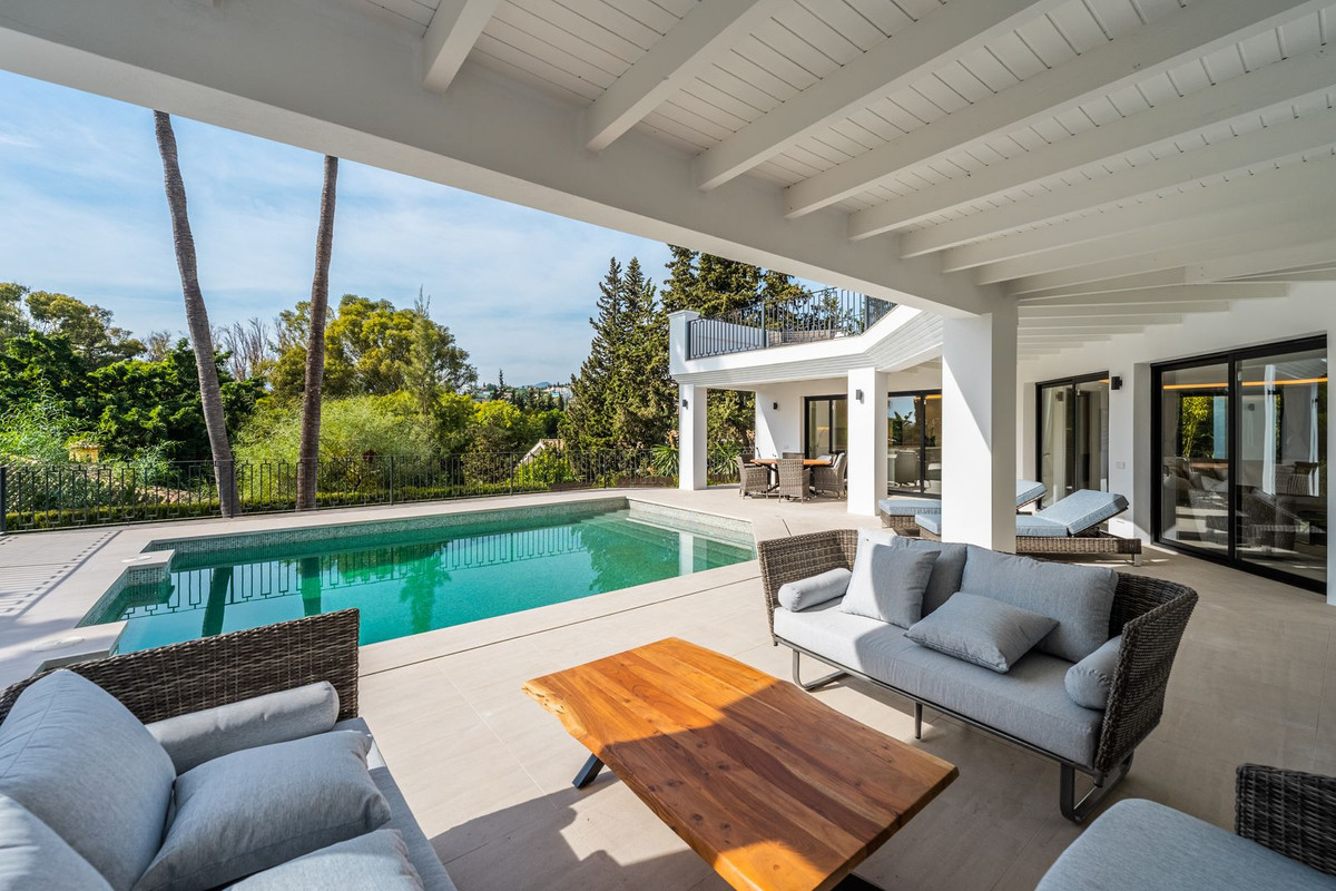 R4545271 - 5 Bedroom Villa in Estepona, Malaga