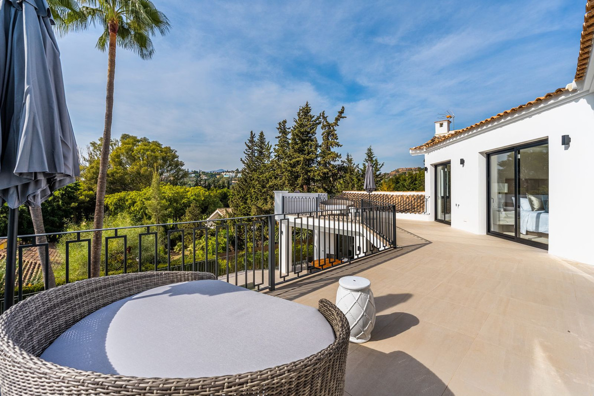 R4545271 - 5 Bedroom Villa in Estepona, Malaga