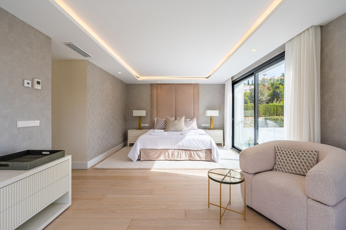 R4545271 - 5 Bedroom Villa in Estepona, Malaga