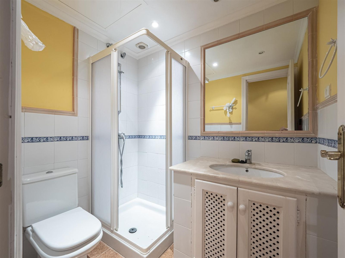 R4450108 - 2 Bedroom Apartment in Marbella, Malaga