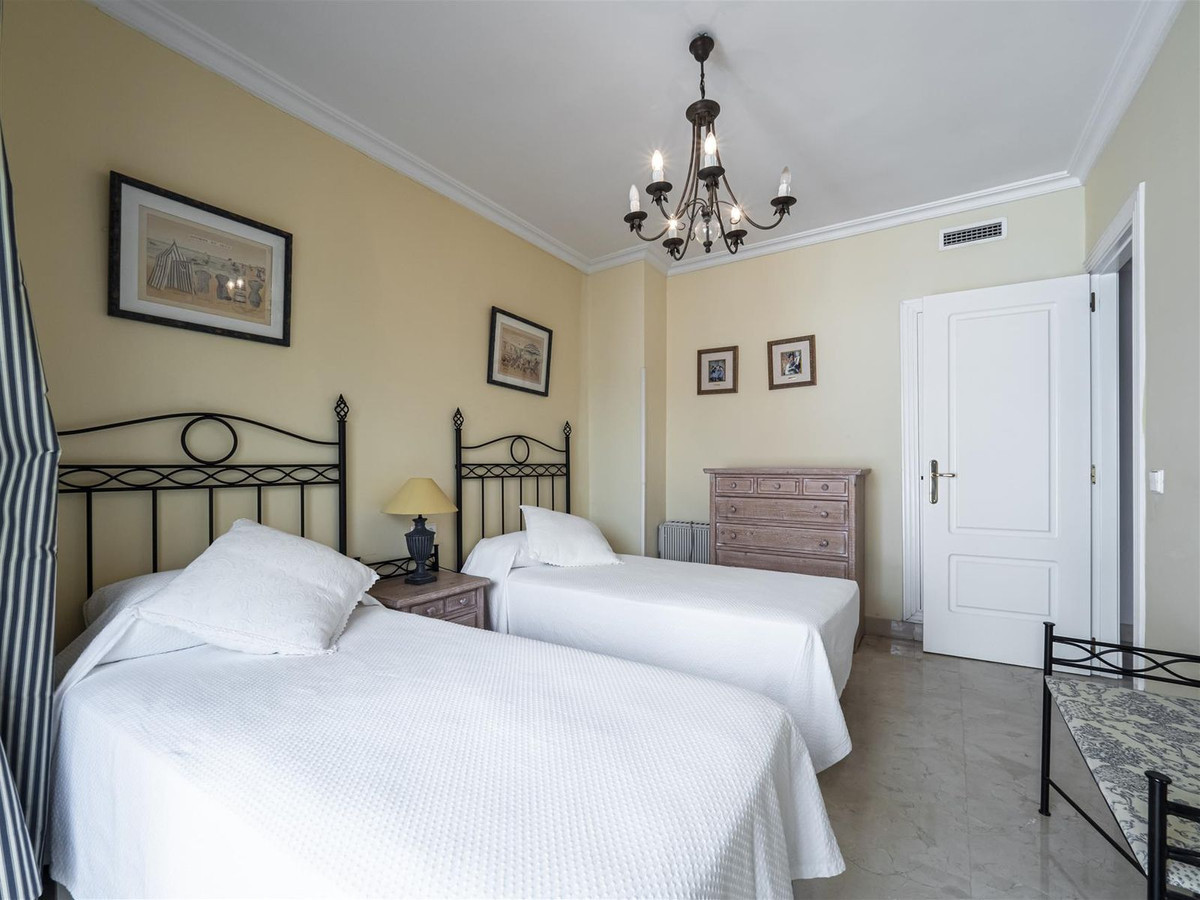 R4450108 - 2 Bedroom Apartment in Marbella, Malaga