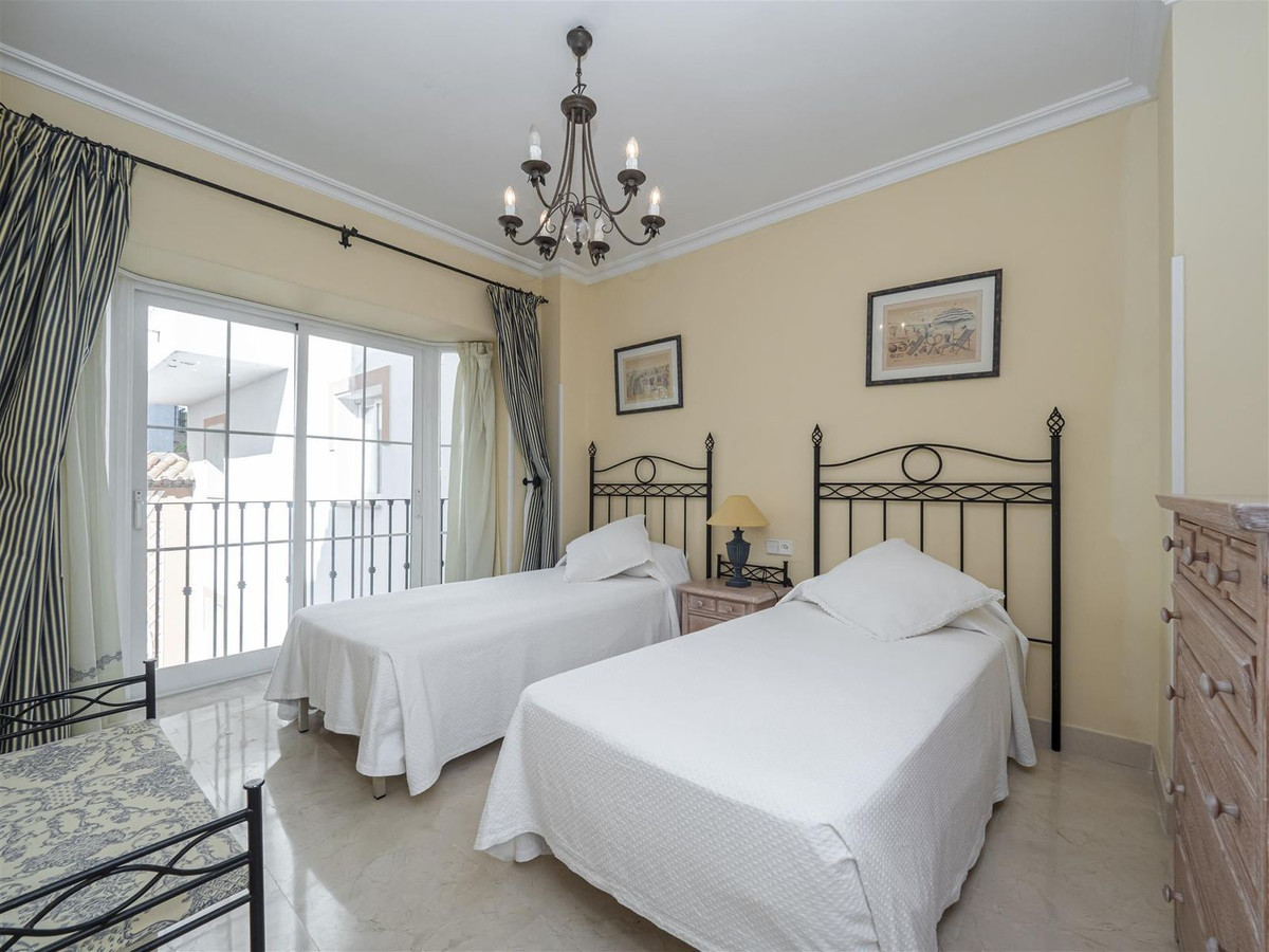 R4450108 - 2 Bedroom Apartment in Marbella, Malaga
