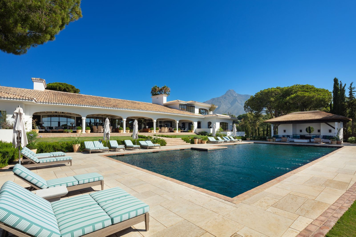 R4452358 - 16 Bedroom Villa in Marbella, Malaga