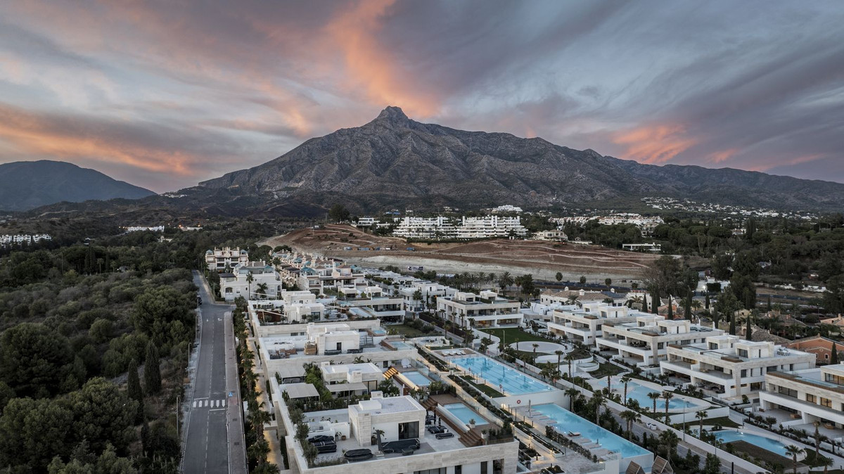 R4913251 - 5 Bedroom Apartment in Marbella, Malaga