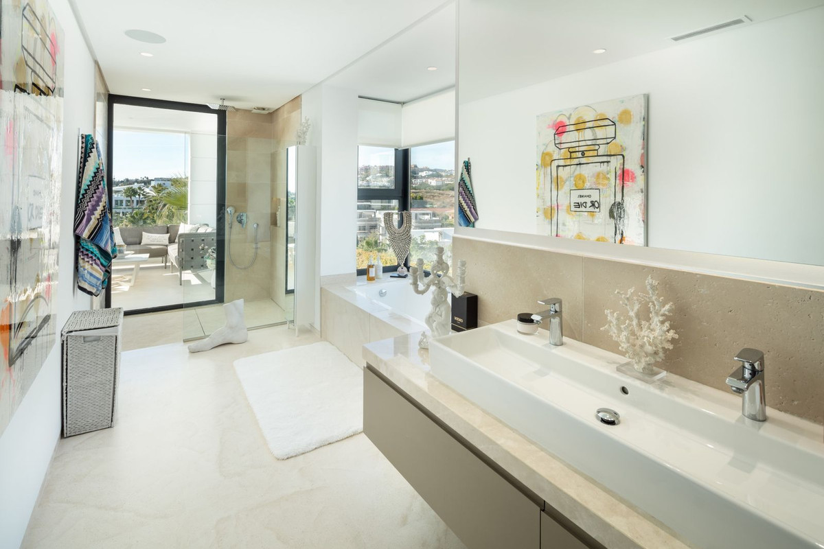 R4905736 - 7 Bedroom Villa in Marbella, Malaga