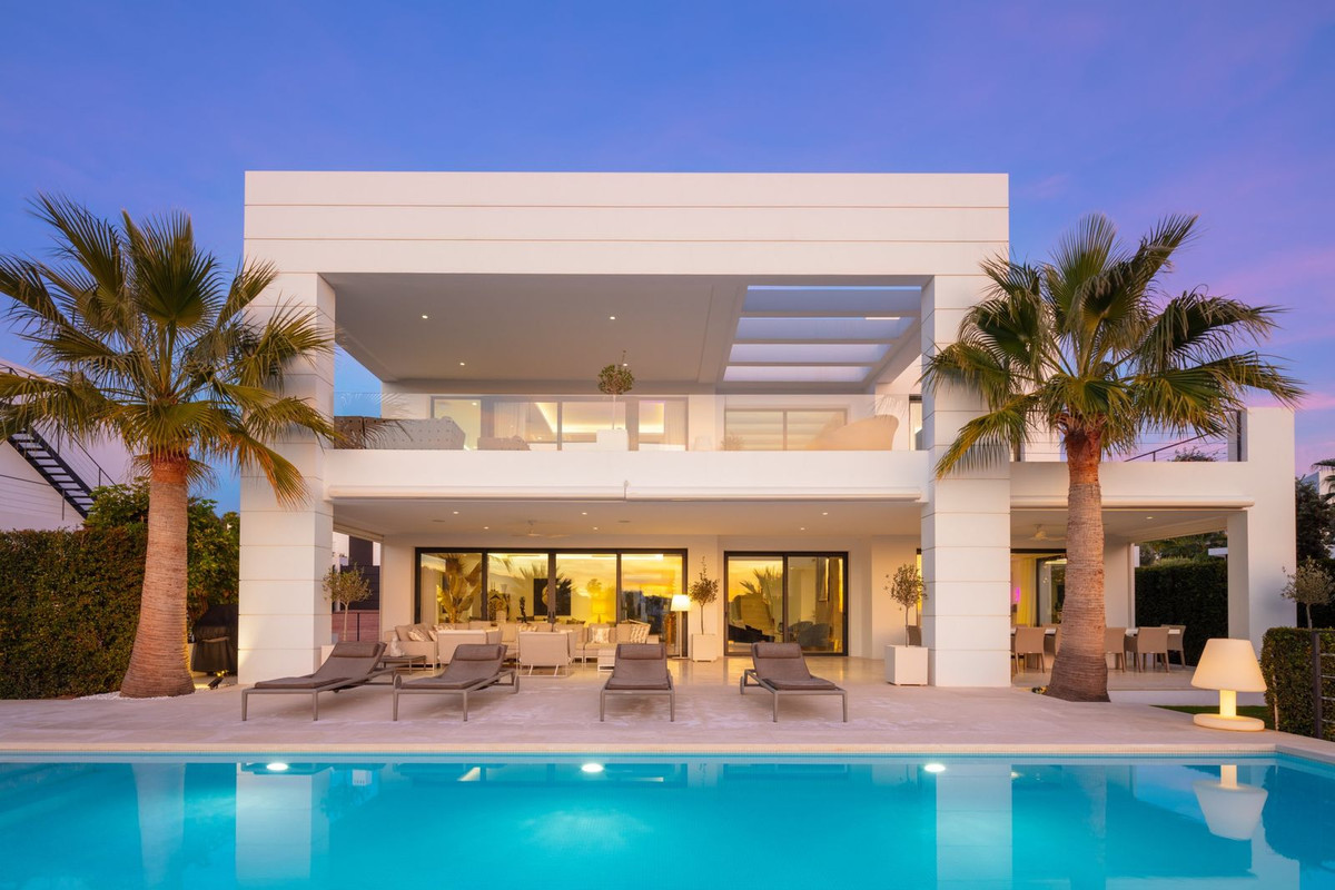 R4905736 - 7 Bedroom Villa in Marbella, Malaga