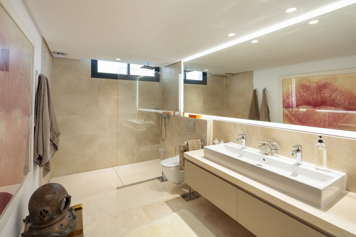R4905736 - 7 Bedroom Villa in Marbella, Malaga