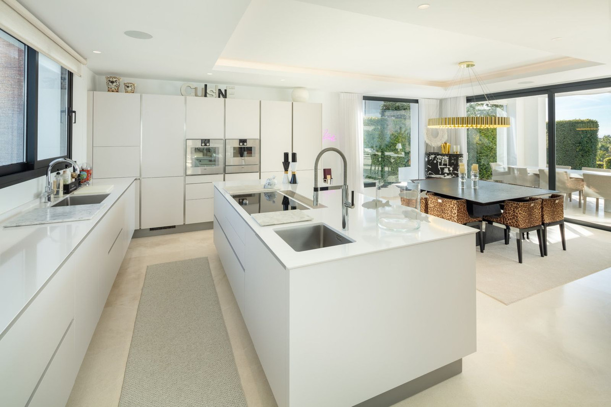 R4905736 - 7 Bedroom Villa in Marbella, Malaga