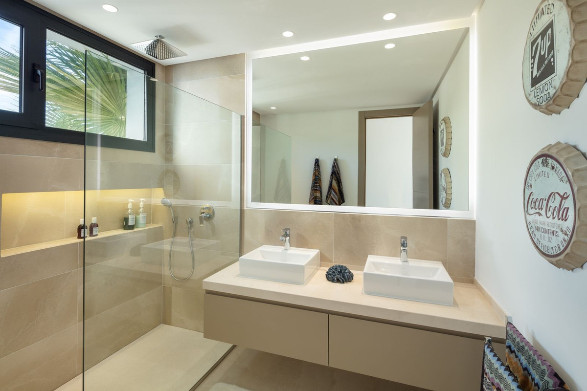 R4905736 - 7 Bedroom Villa in Marbella, Malaga