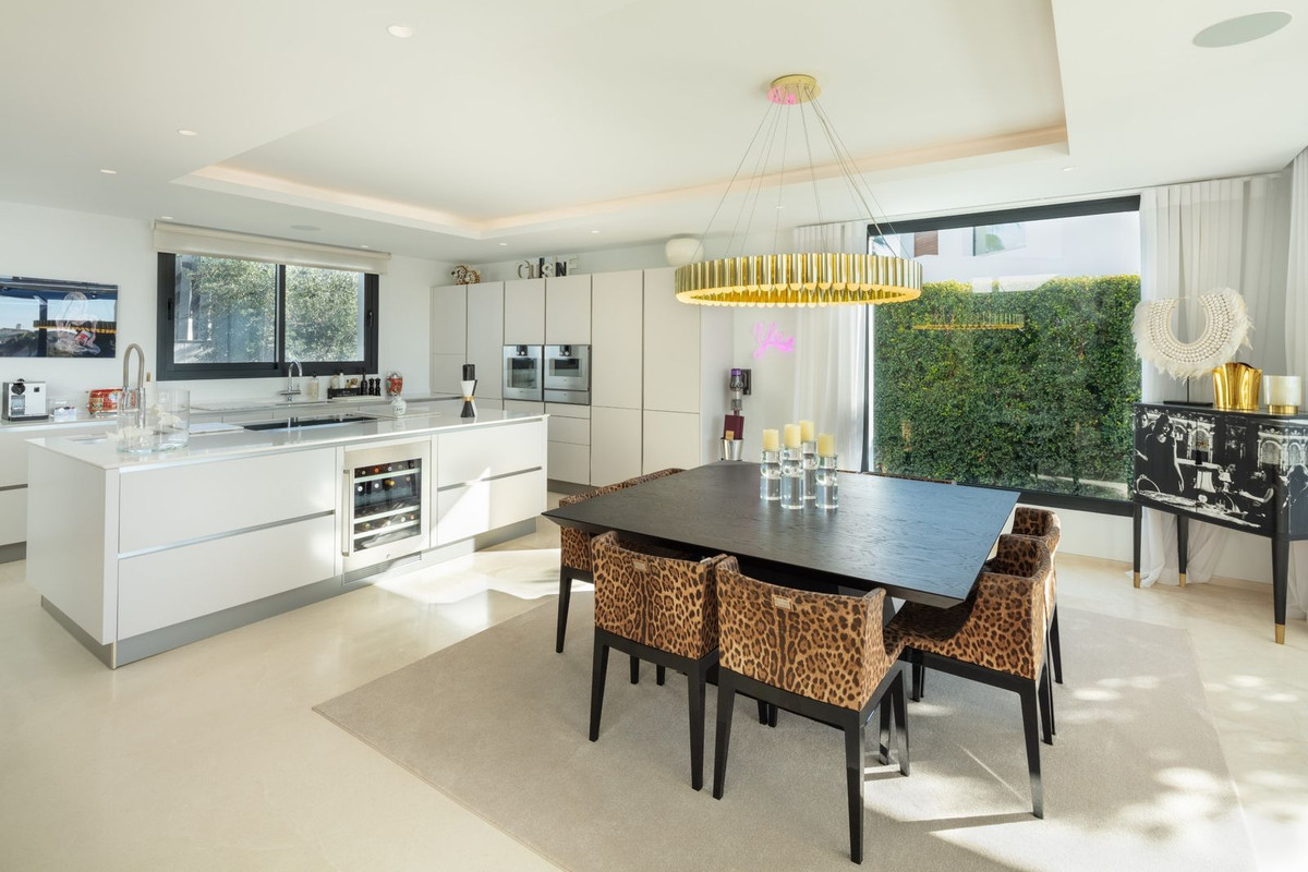 R4905736 - 7 Bedroom Villa in Marbella, Malaga