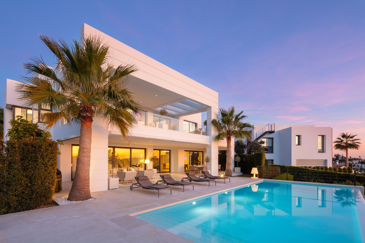 R4905736 - 7 Bedroom Villa in Marbella, Malaga