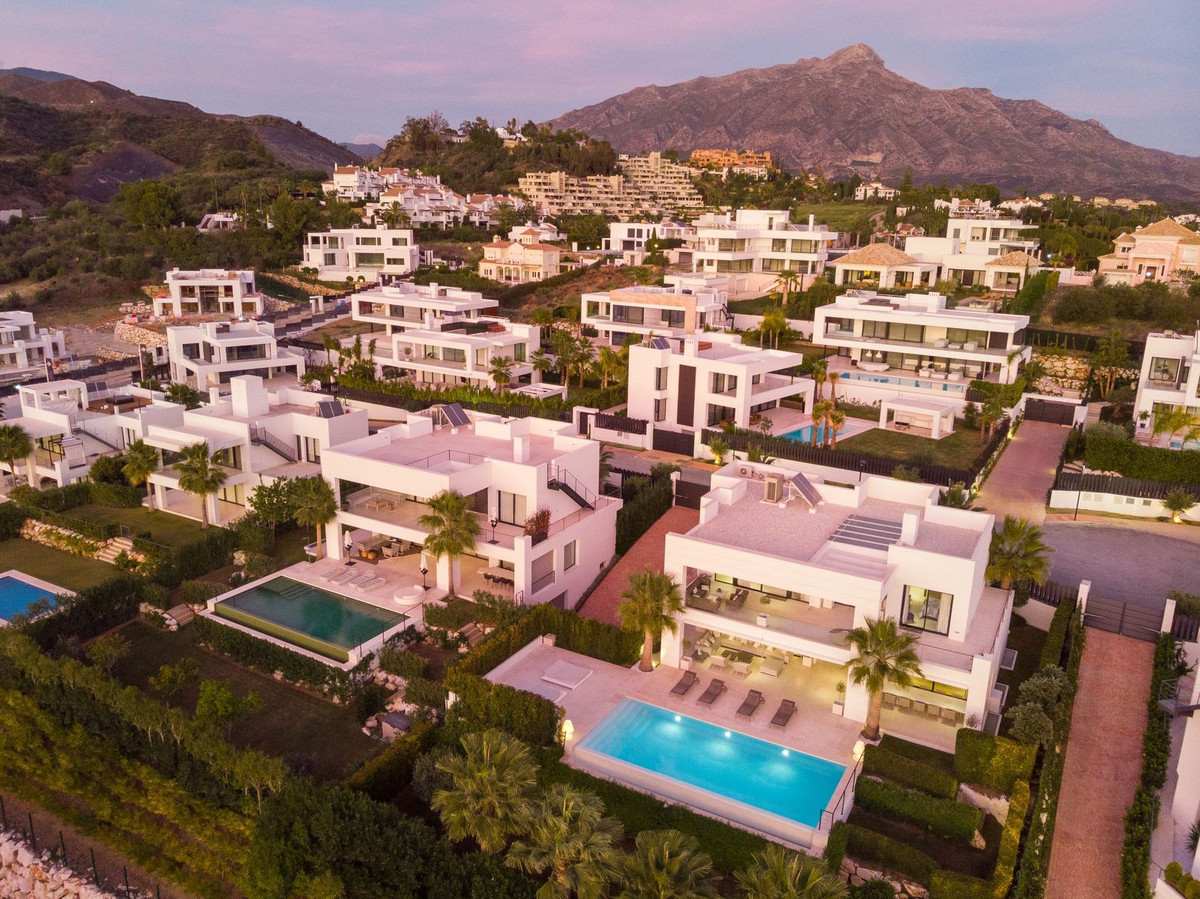 R4905736 - 7 Bedroom Villa in Marbella, Malaga