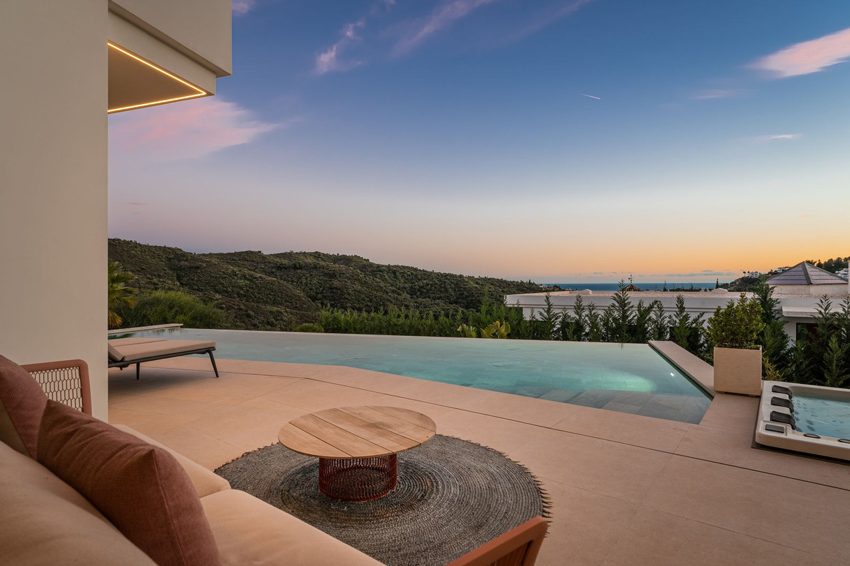 R4936162 - 6 Bedroom Villa in Benahavis, Malaga
