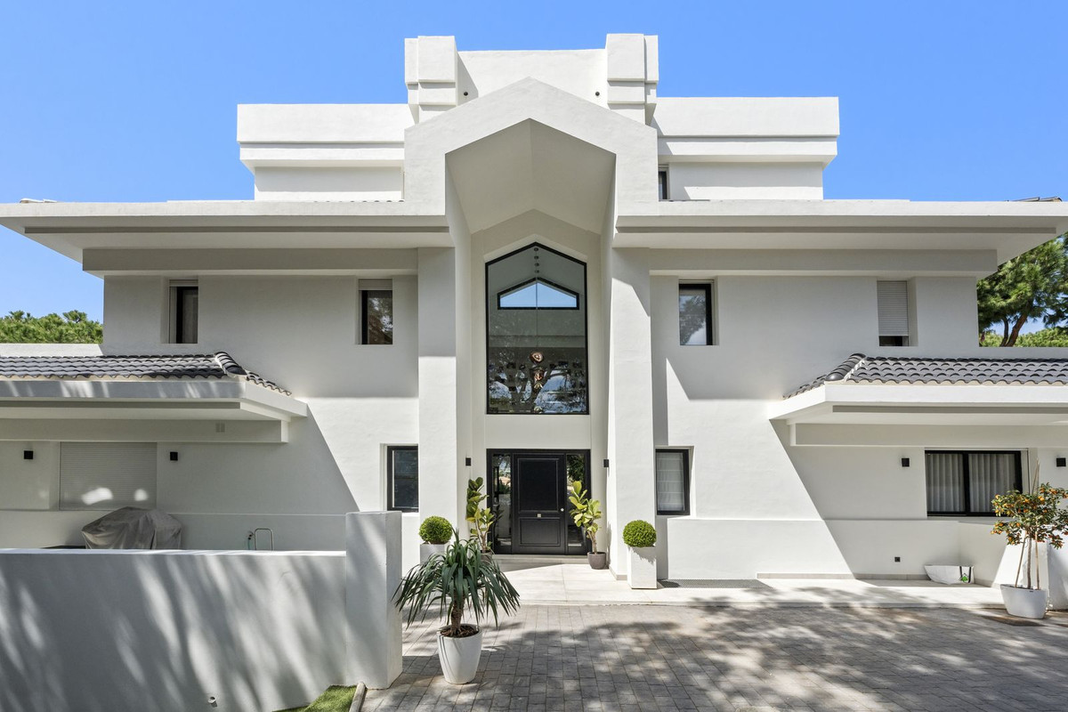 R4936144 - 6 Bedroom Villa in Marbella, Malaga