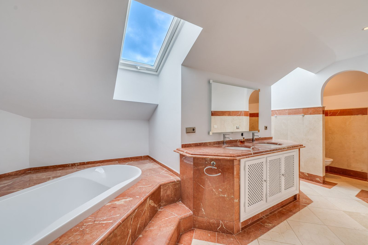 R4979566 - 4 Bedroom Villa in Marbella, Malaga