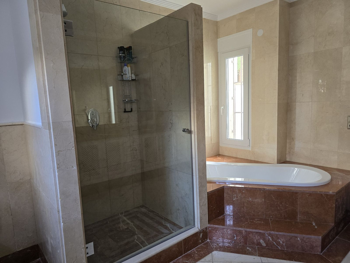 R4979566 - 4 Bedroom Villa in Marbella, Malaga