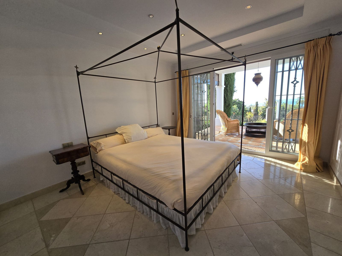 R4979566 - 4 Bedroom Villa in Marbella, Malaga