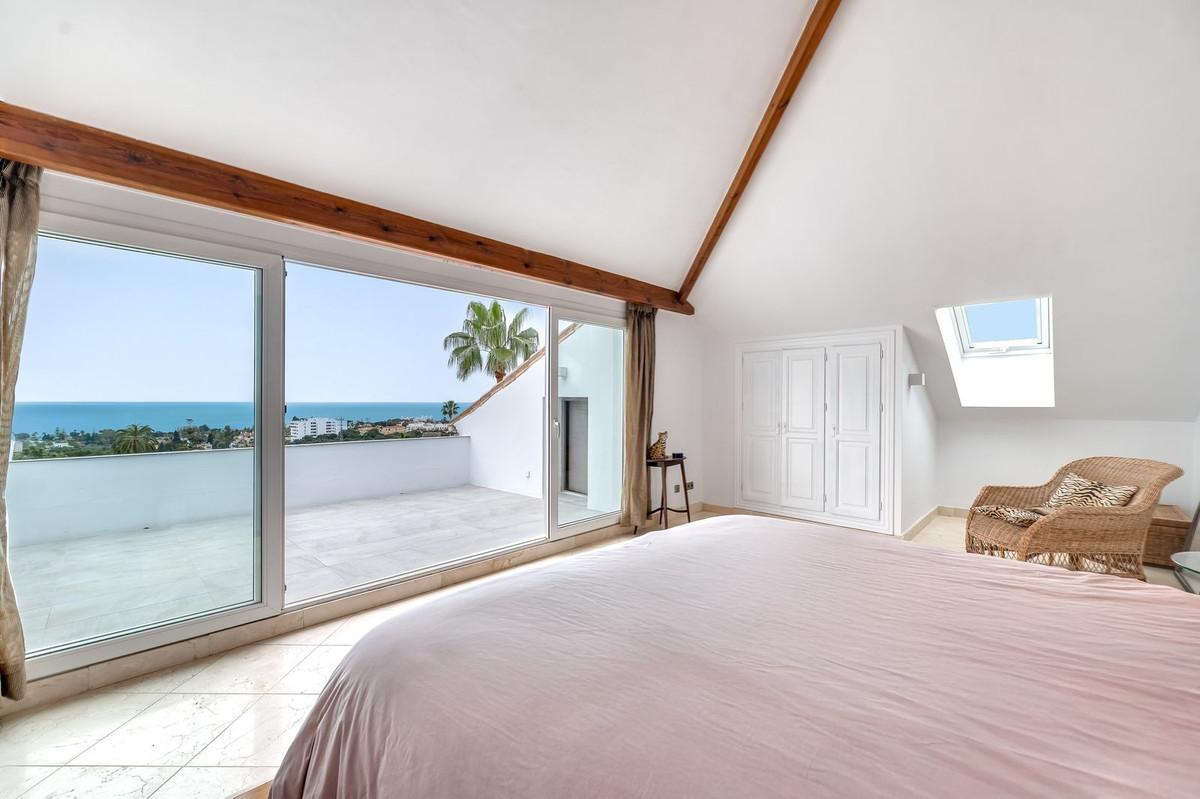 R4979566 - 4 Bedroom Villa in Marbella, Malaga