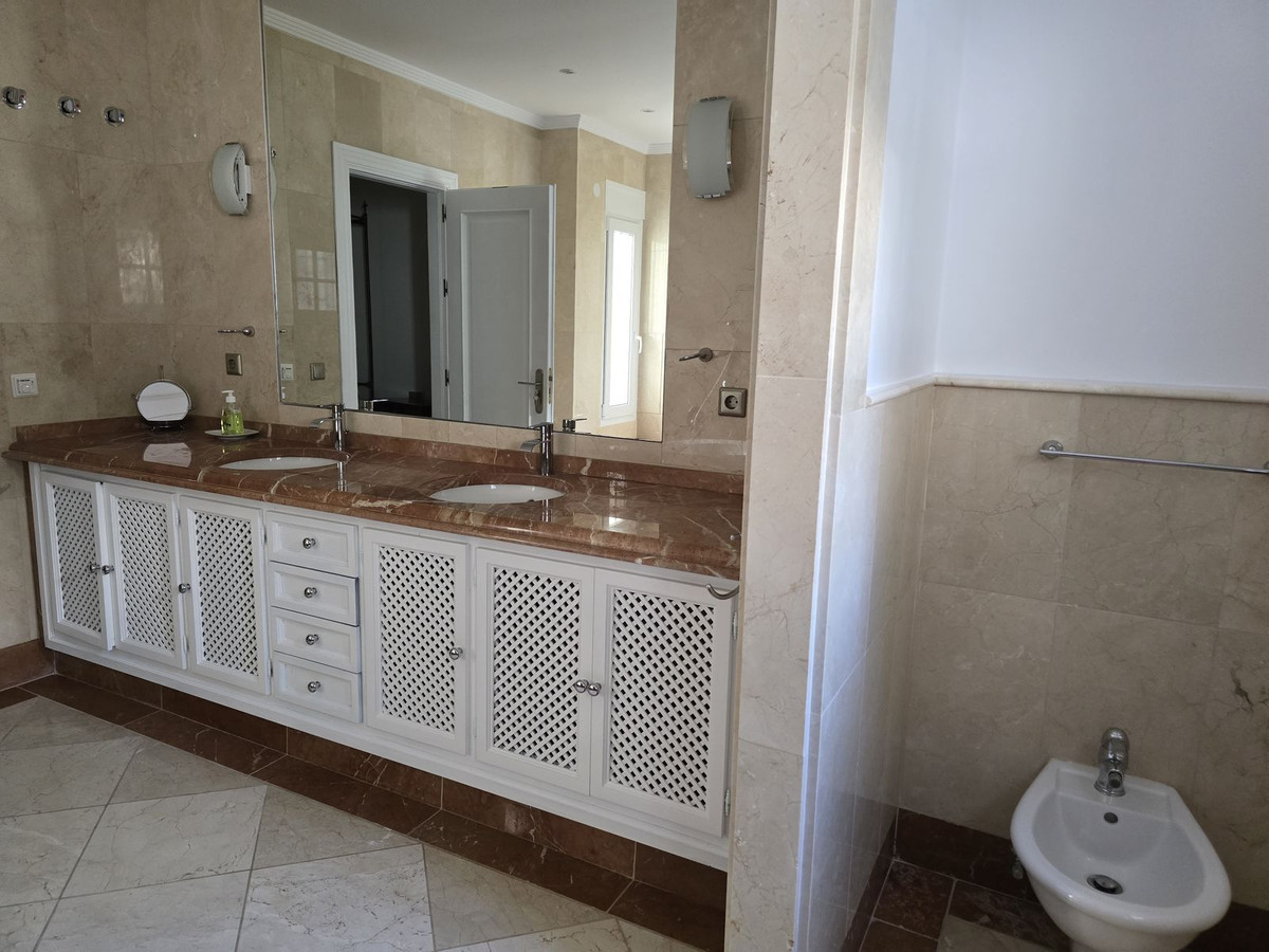 R4979566 - 4 Bedroom Villa in Marbella, Malaga