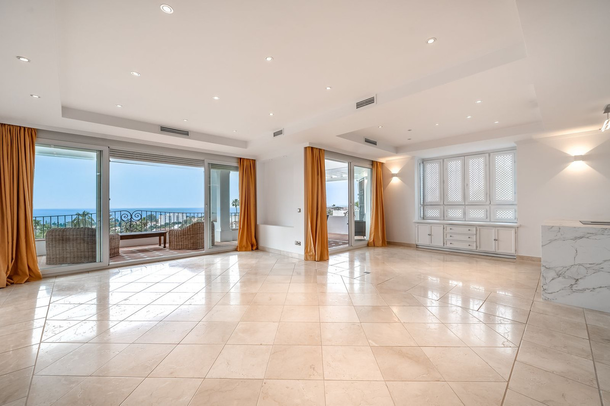 R4979566 - 4 Bedroom Villa in Marbella, Malaga