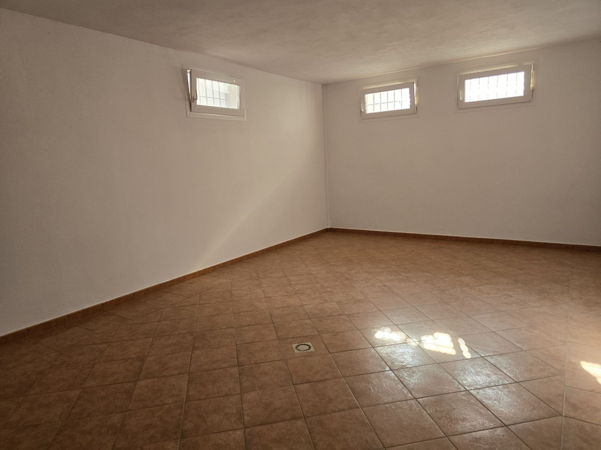 R4979566 - 4 Bedroom Villa in Marbella, Malaga