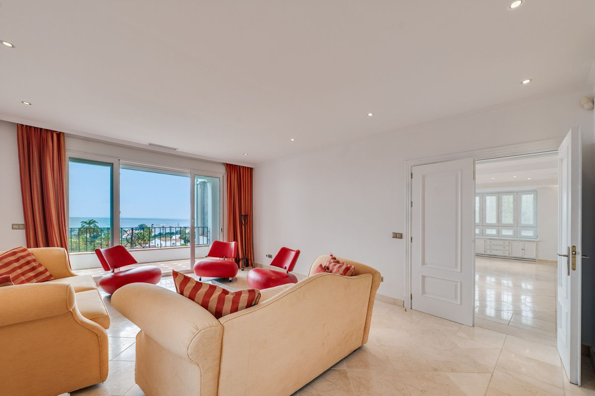 R4979566 - 4 Bedroom Villa in Marbella, Malaga