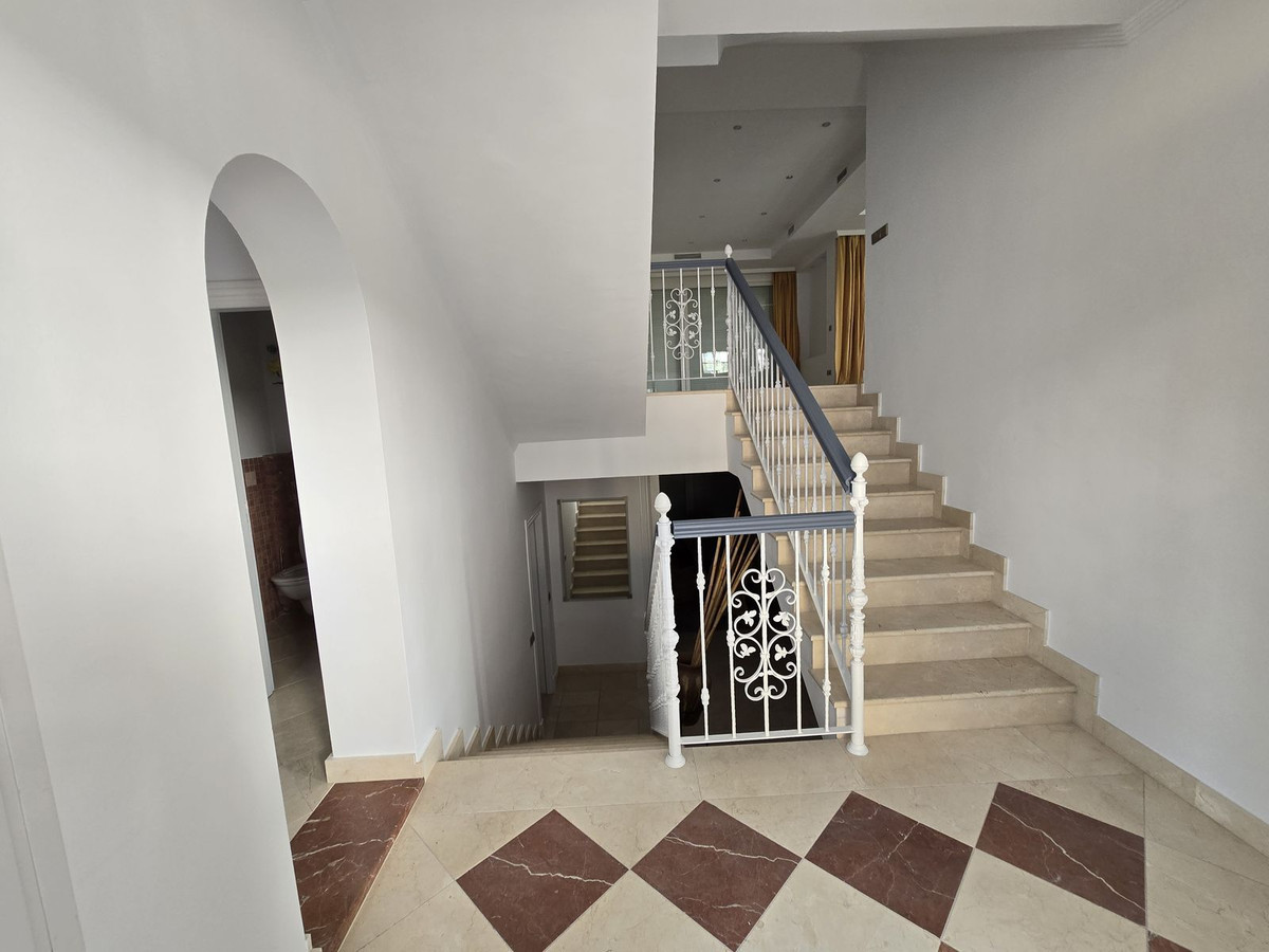 R4979566 - 4 Bedroom Villa in Marbella, Malaga