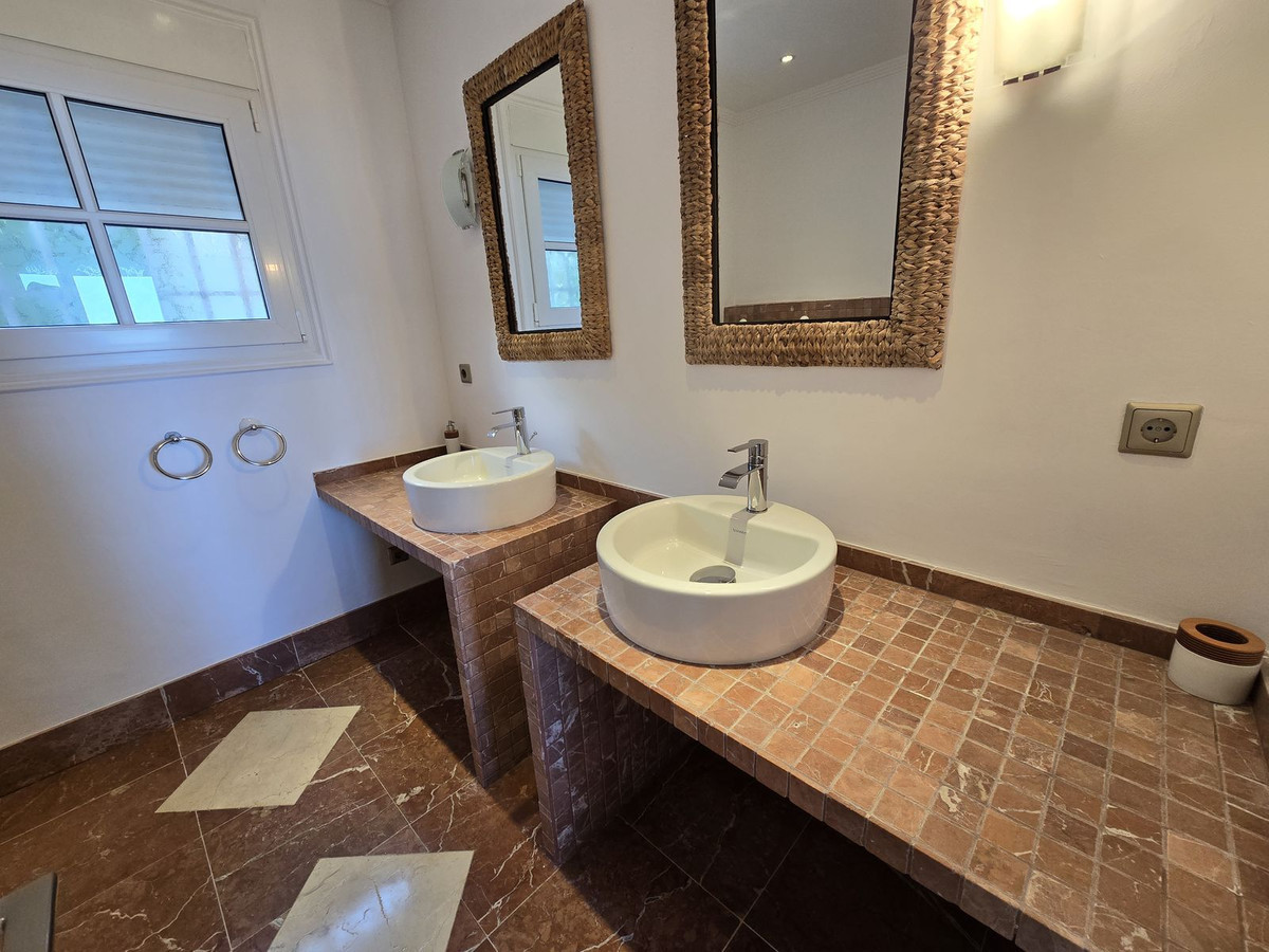 R4979566 - 4 Bedroom Villa in Marbella, Malaga