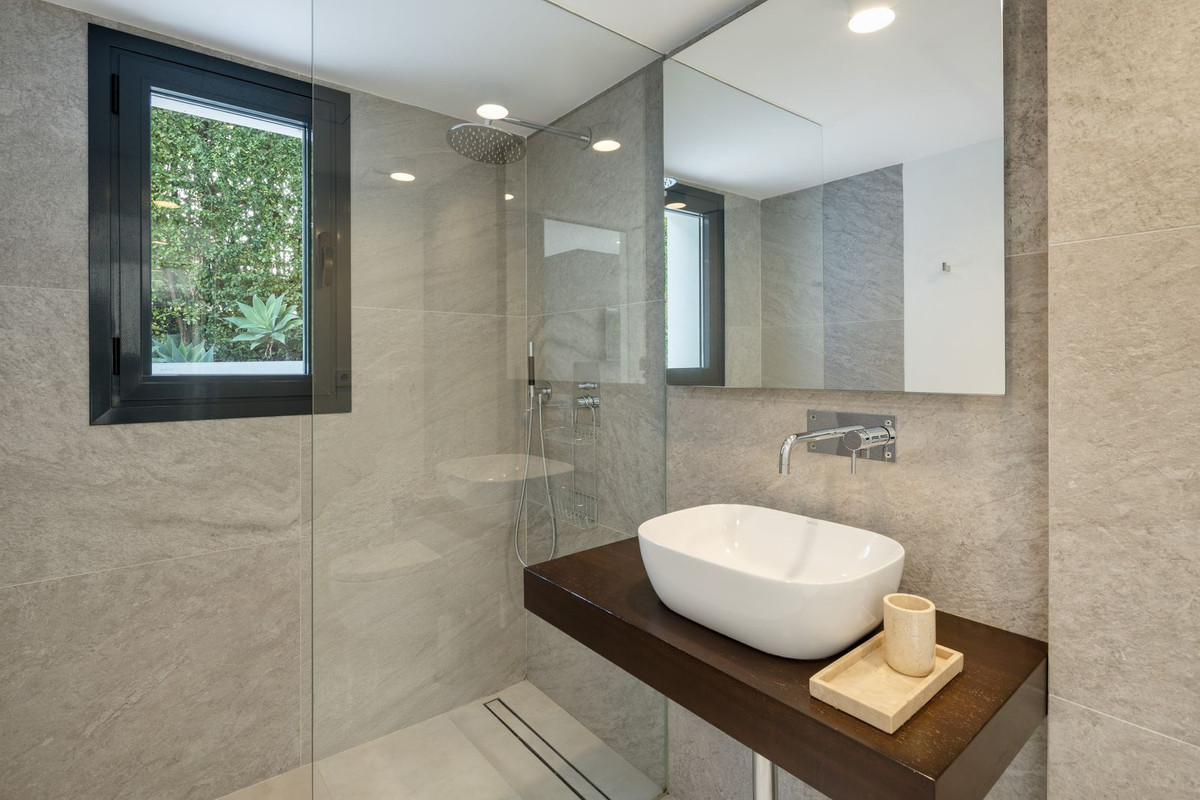 R4966810 - 6 Bedroom Villa in Marbella, Malaga