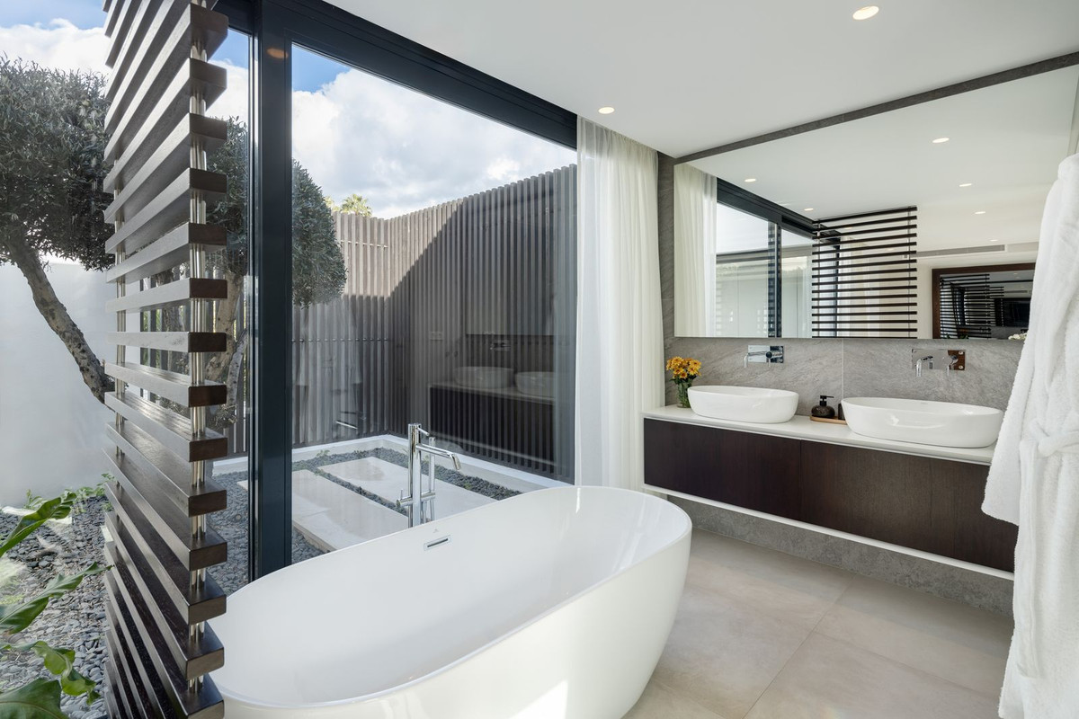 R4966810 - 6 Bedroom Villa in Marbella, Malaga