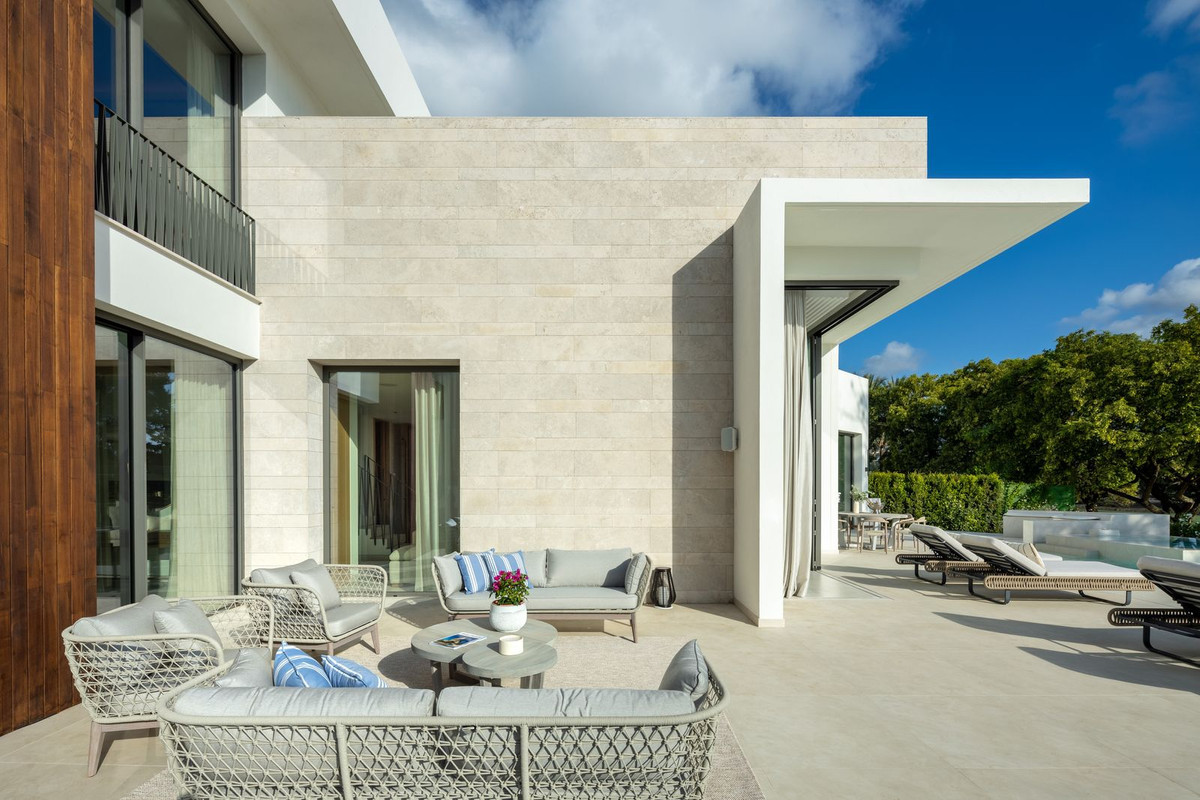 R4966585 - 5 Bedroom Villa in Marbella, Malaga