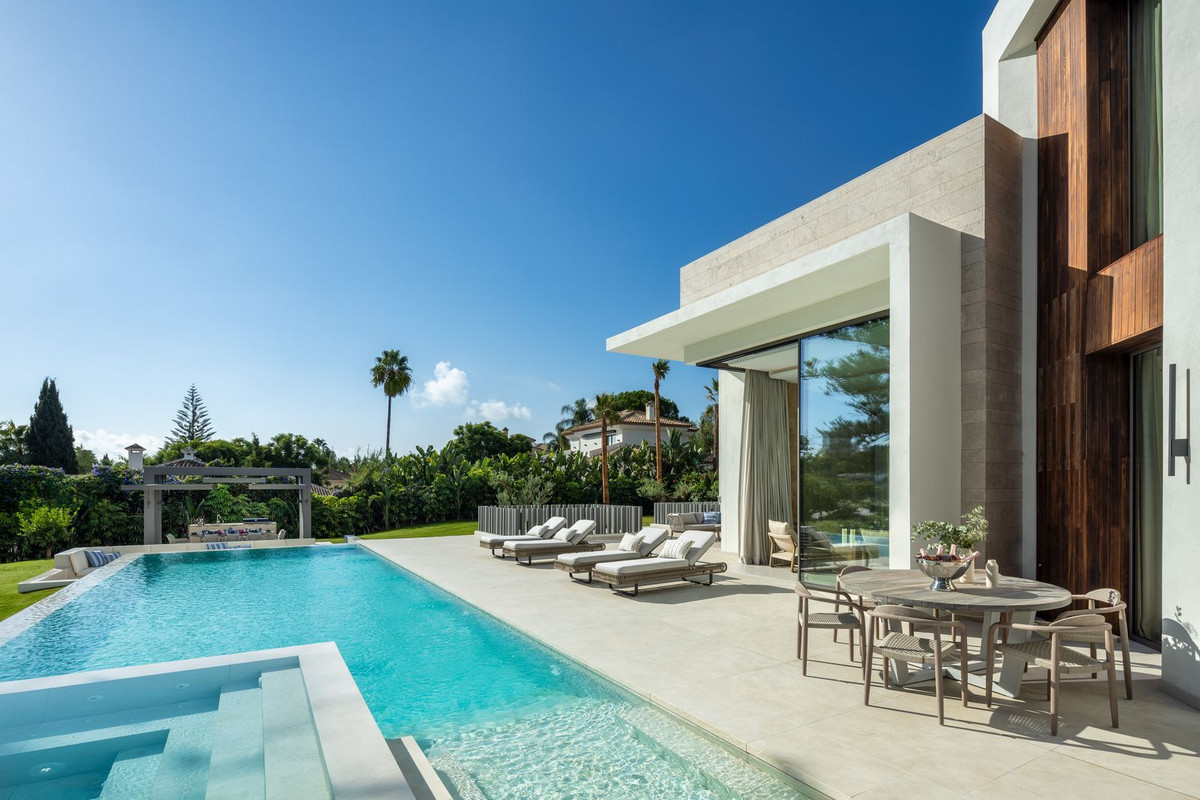 R4966585 - 5 Bedroom Villa in Marbella, Malaga