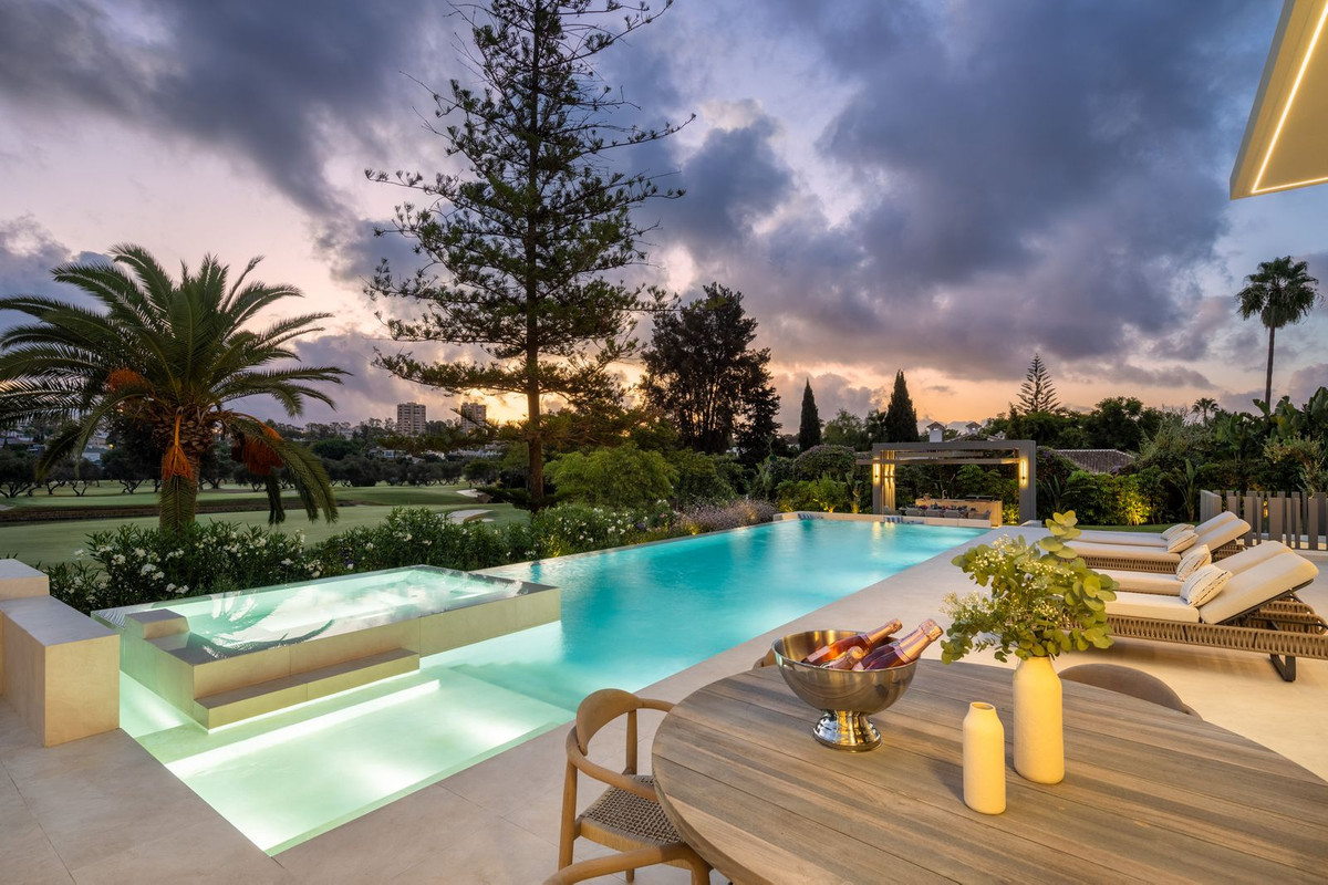 R4966585 - 5 Bedroom Villa in Marbella, Malaga