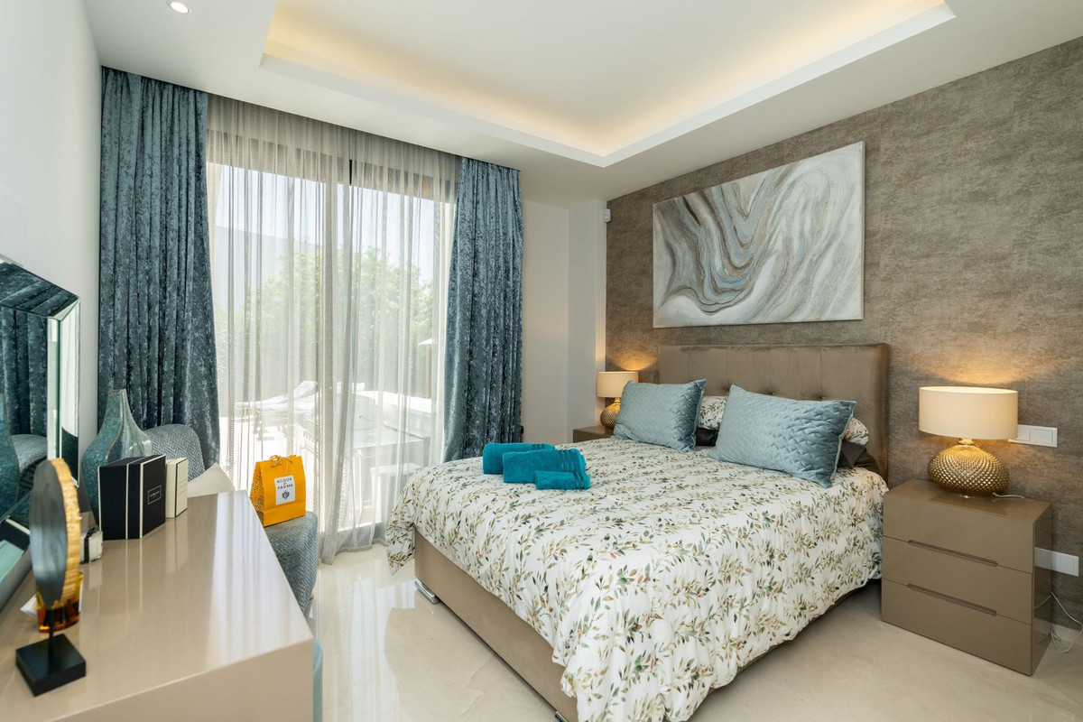 R4990504 - 5 Bedroom Villa in Estepona, Malaga