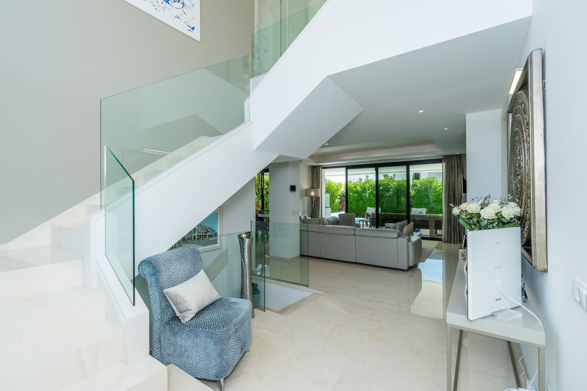 R4990504 - 5 Bedroom Villa in Estepona, Malaga