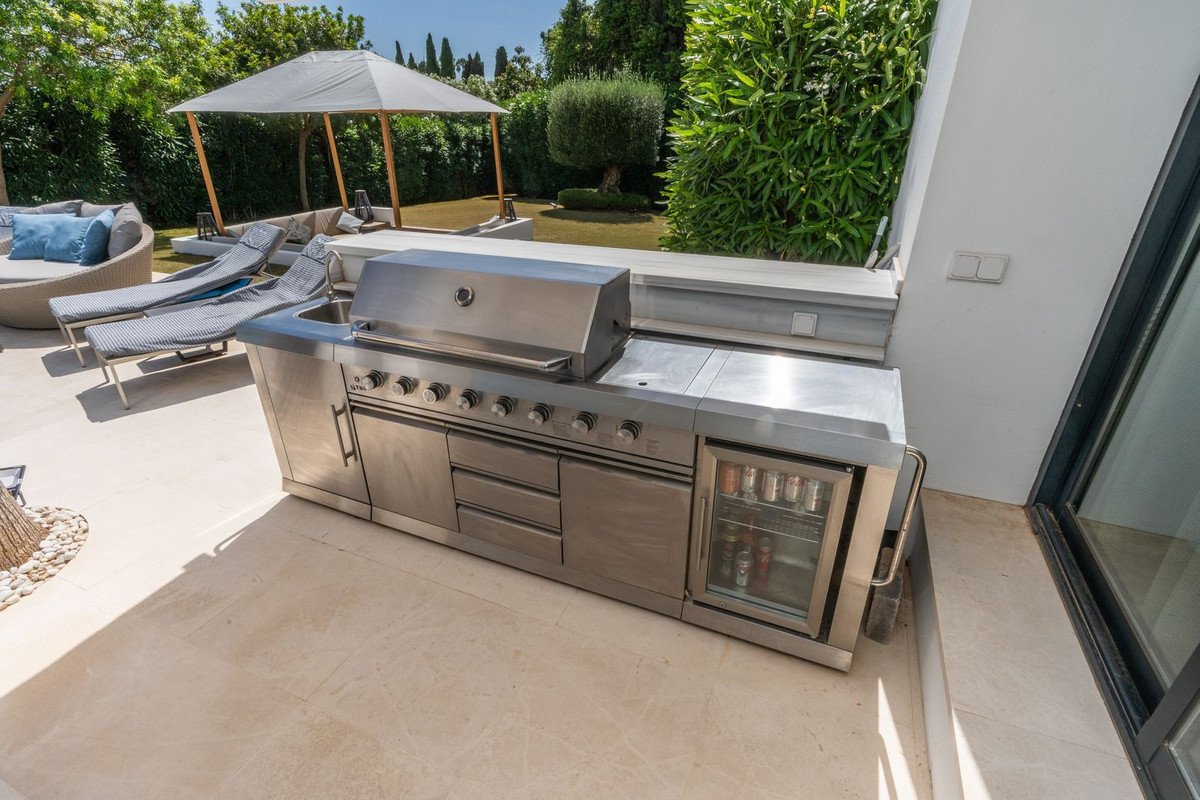 R4990504 - 5 Bedroom Villa in Estepona, Malaga