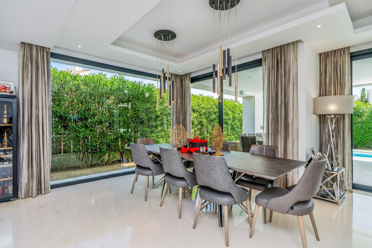 R4990504 - 5 Bedroom Villa in Estepona, Malaga