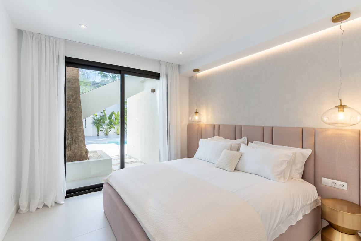 R4990411 - 4 Bedroom Villa in Marbella, Malaga