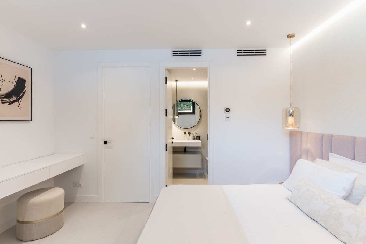 R4990411 - 4 Bedroom Villa in Marbella, Malaga