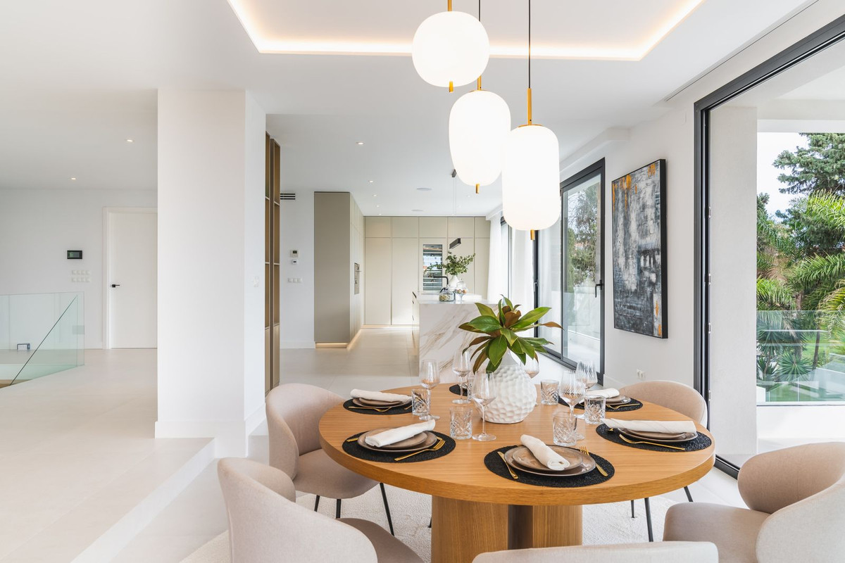 R4990411 - 4 Bedroom Villa in Marbella, Malaga