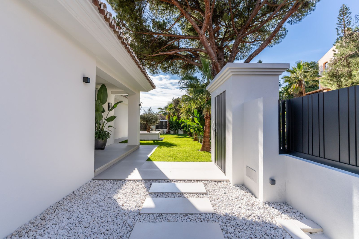 R4990411 - 4 Bedroom Villa in Marbella, Malaga