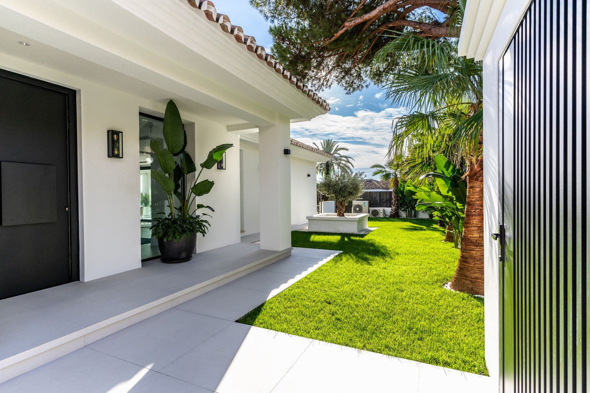 R4990411 - 4 Bedroom Villa in Marbella, Malaga