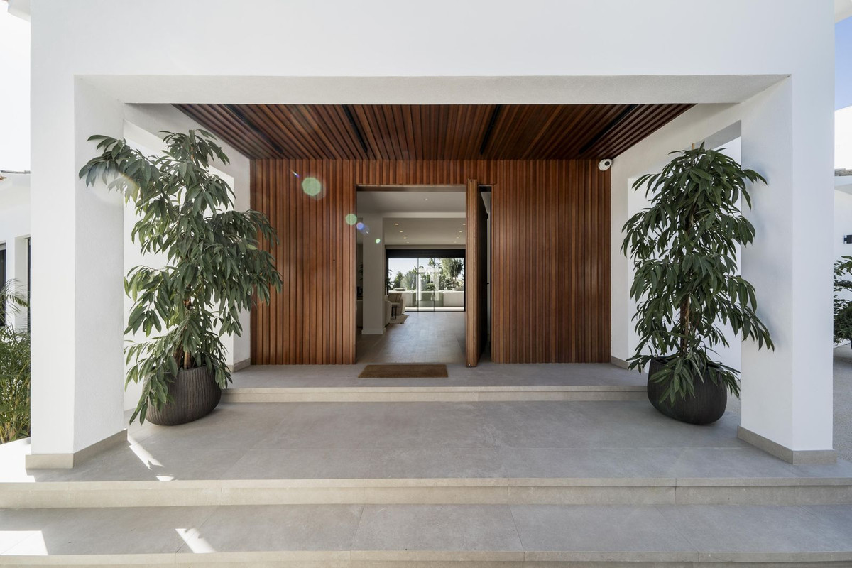 R4990444 - 5 Bedroom Villa in Marbella, Malaga